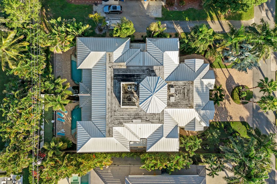 699 Fairway Terrace, Naples, FL 34103