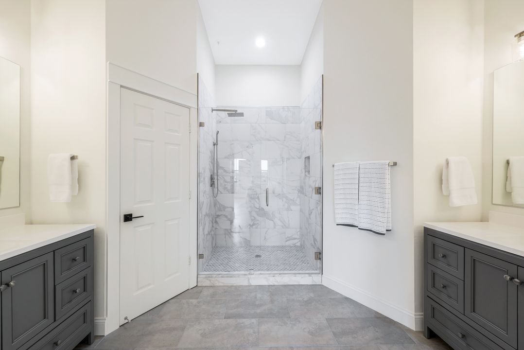 195 Vintage Cir #403, Naples, FL 34119