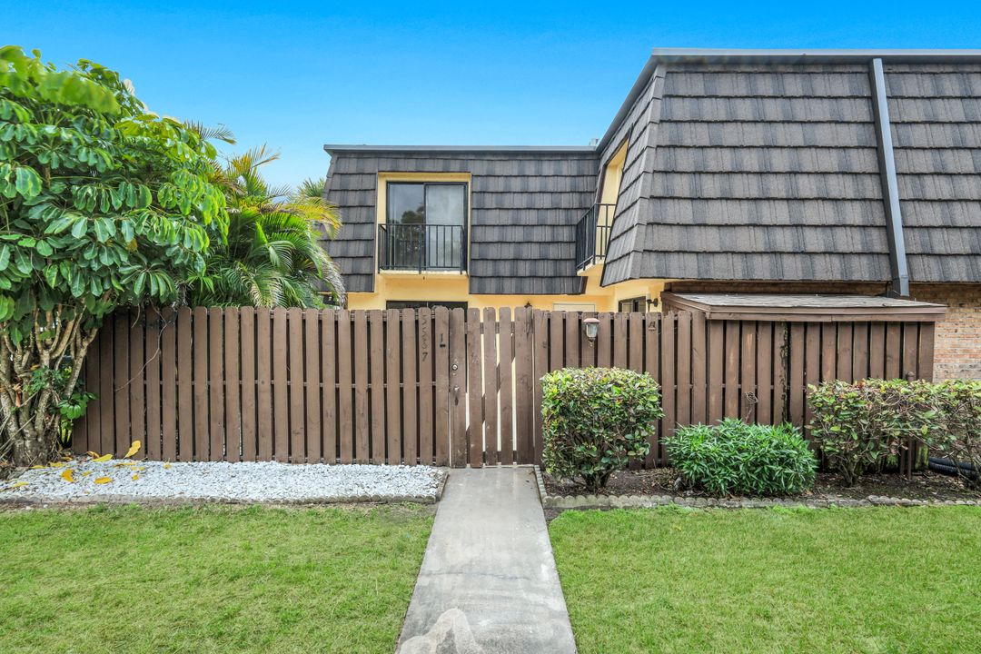 5567 Malt Dr #1, Fort Myers, FL 33907