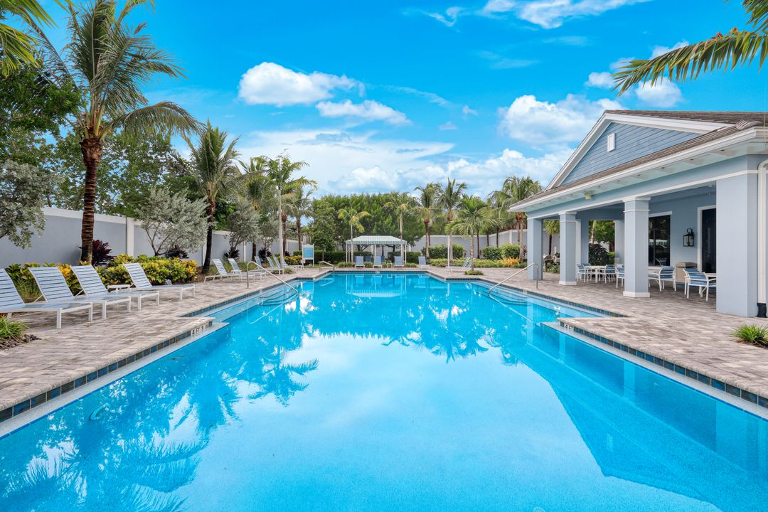 2542 Seychelles Dr #702, Naples, FL 34112