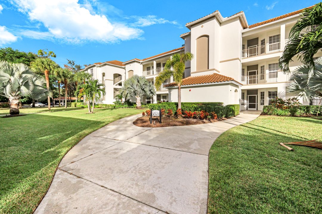 8267 Parkstone Pl #302, Naples, FL 34120