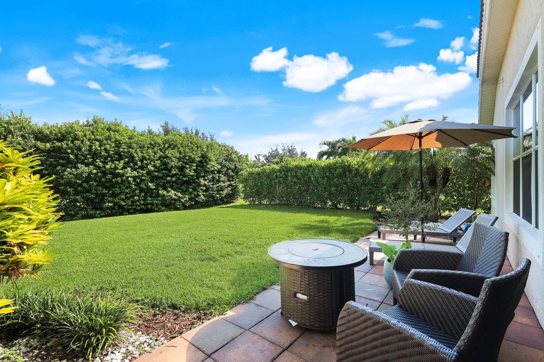2095 Sagebrush Cir, Naples, FL 34120