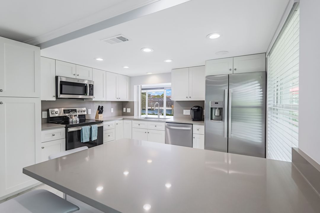 455 Bayside Ave, Naples, FL 34108