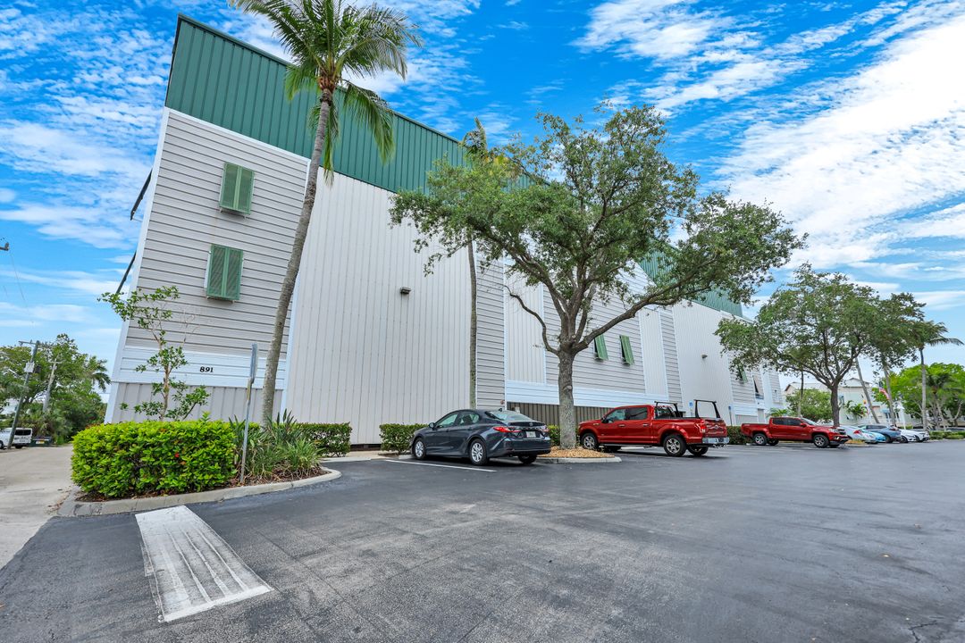 891 10th St S, Naples, FL 34102