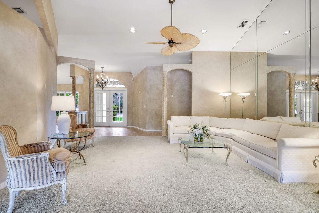 811 Pitch Apple Ln, Naples, FL 34108