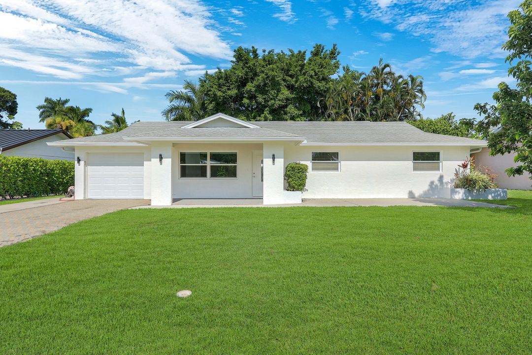 939 Bluebird St, Naples, FL 34104