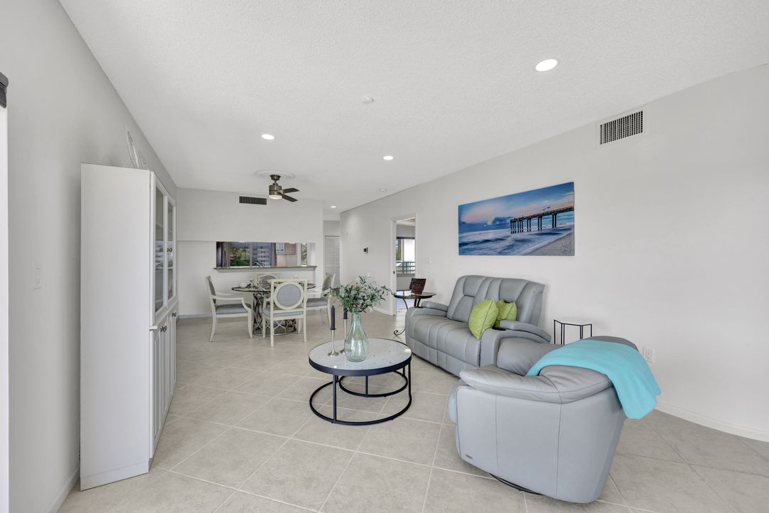 255 Park Shore Dr #341, Naples, FL 34103