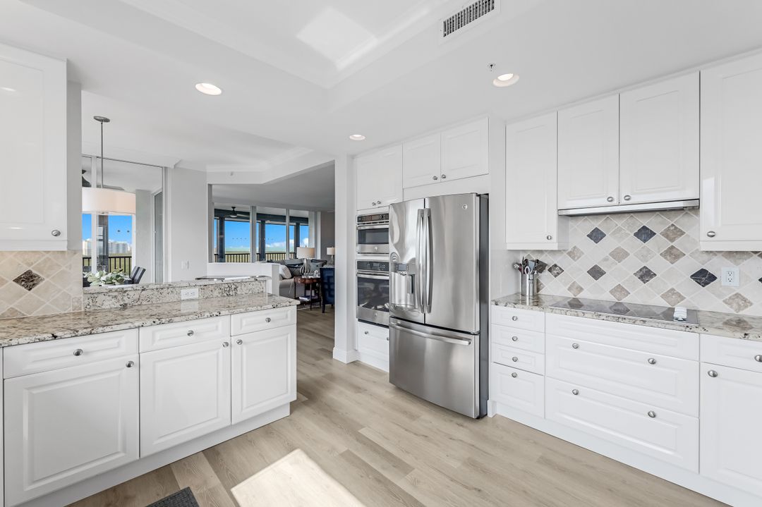 425 Cove Tower Dr  #1501, Naples, FL 34110