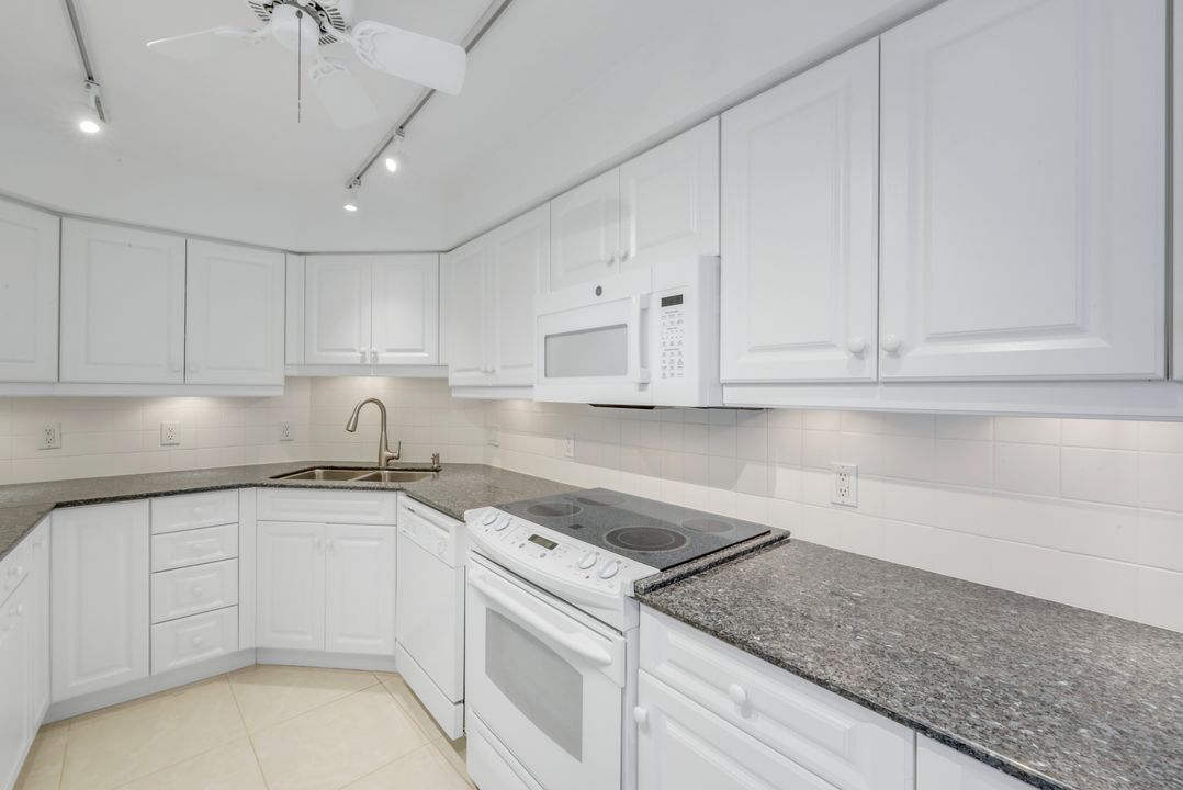4001 Gulf Shore Blvd N #902, Naples, FL 34103