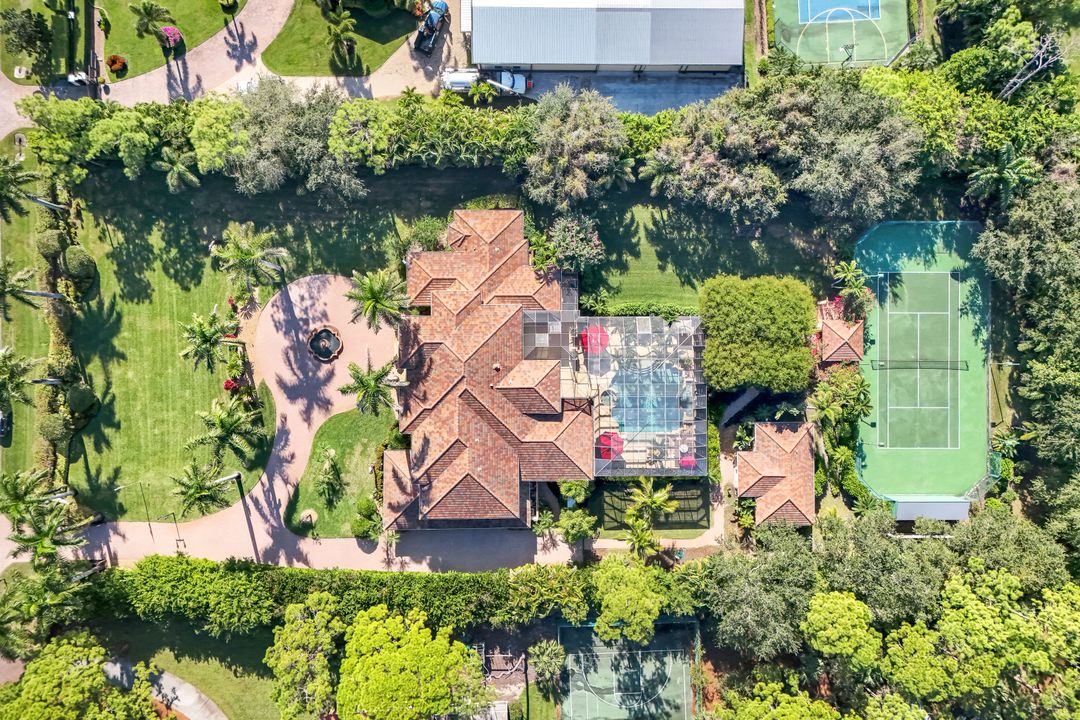 683 Hickory Rd, Naples, FL 34108