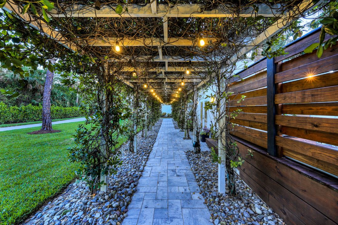 6010 Standing Oaks Ln, Naples, FL 34119