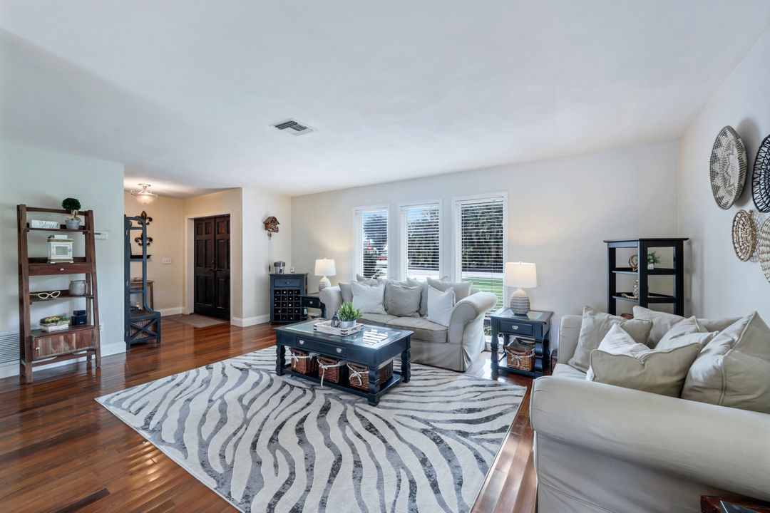 289 Burning Tree Dr, Naples, FL 34105