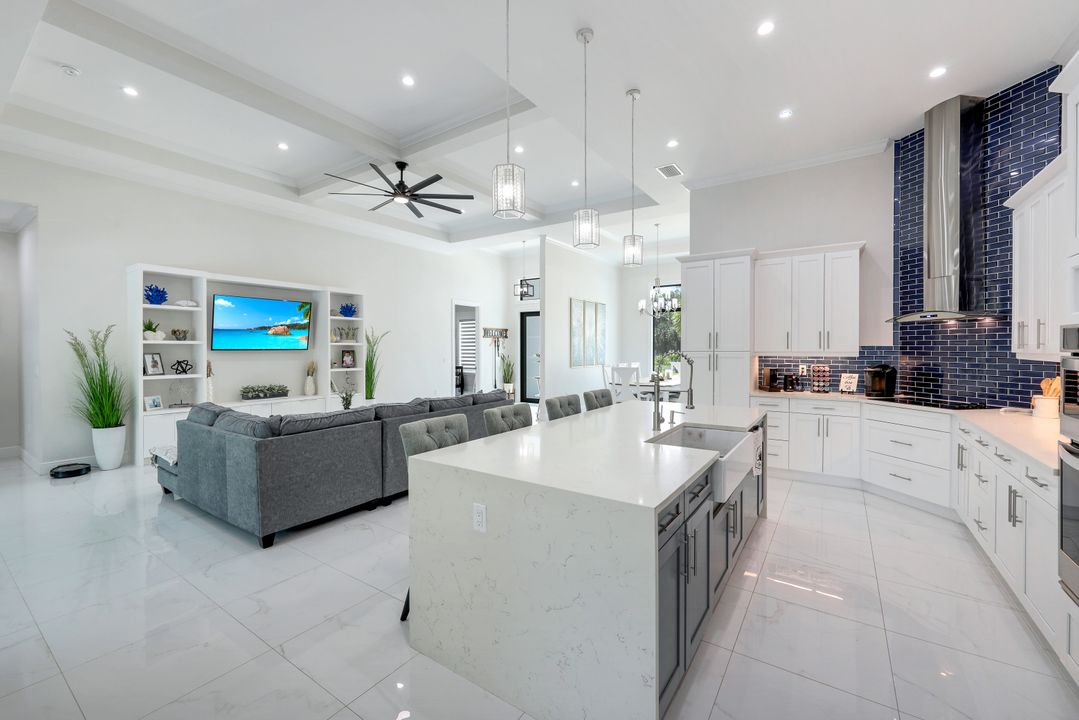 367 14th Ave NE, Naples, FL 34120