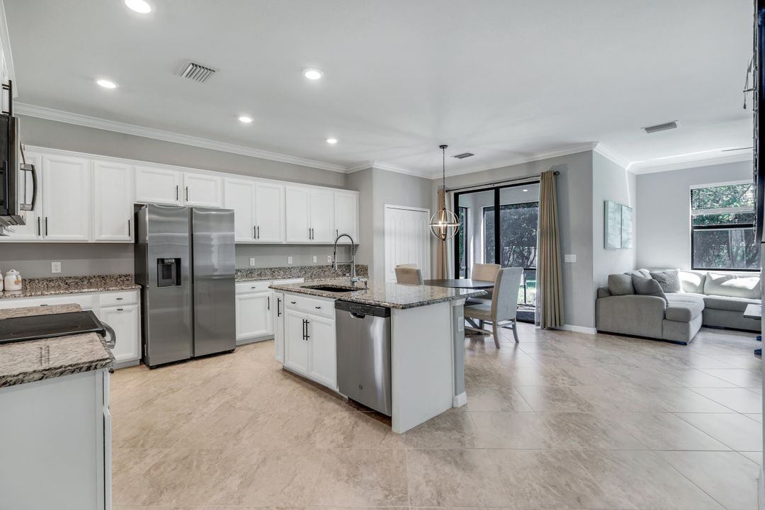 4264 Raffia Palm Cir, Naples, FL 34119