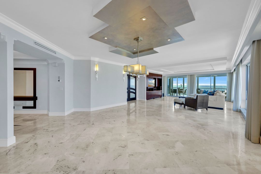 9811 Gulf Shore Dr #203, Naples, FL 34108