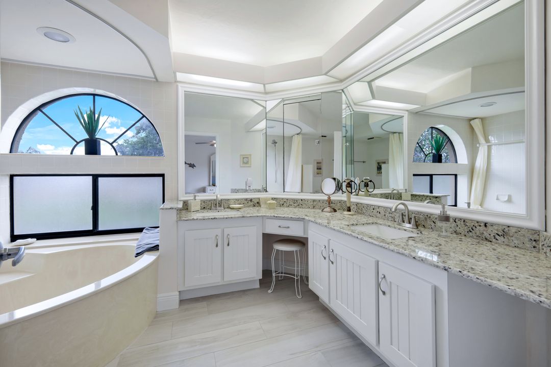 637 Beachwalk Cir #E-203, Naples, FL 34108