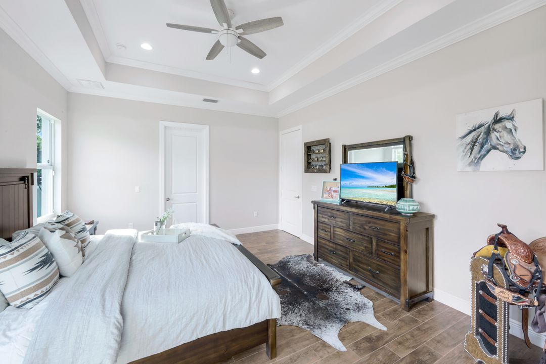 1960 Moulder Dr, Naples, FL 34120