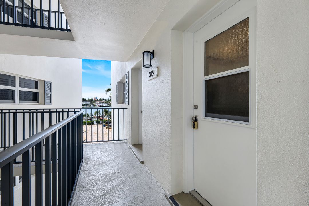 222 Harbour Dr #312, Naples, FL 34103