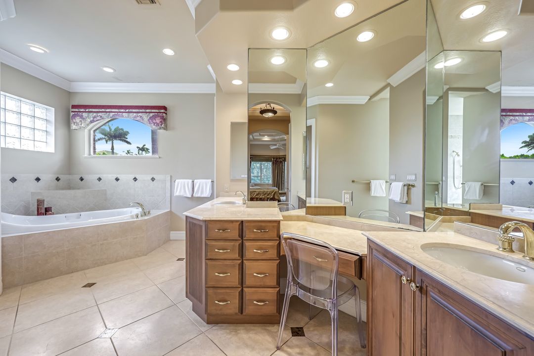 258 9th Ave S, Naples, FL 34102