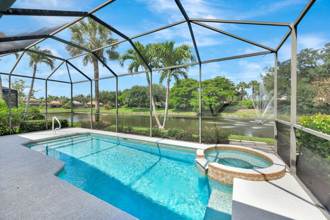 9209 Troon Lakes Dr, Naples, FL 34109
