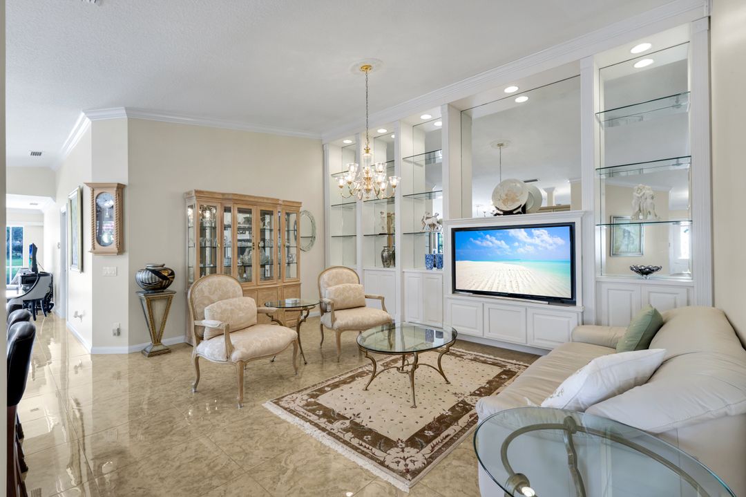 5808 Drummond Way, Naples, FL 34119