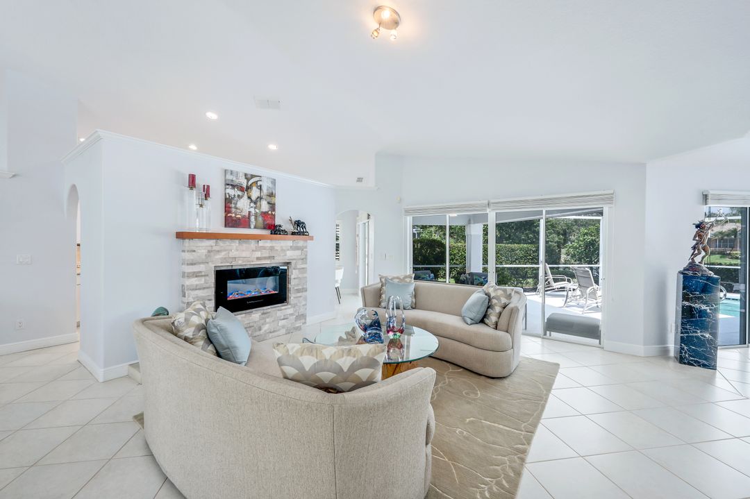 1343 Old Oak Ln, Naples, FL 34110