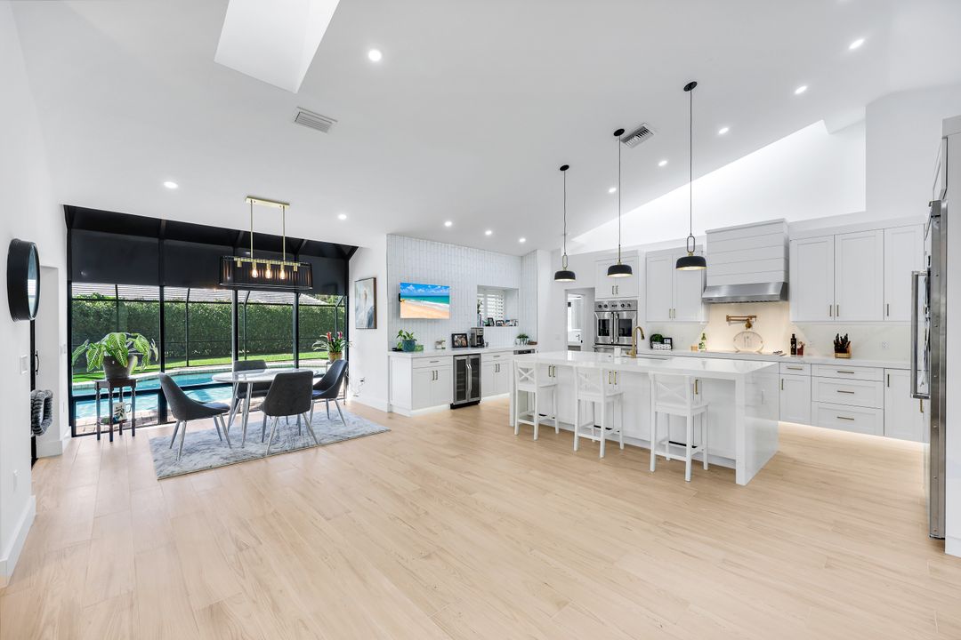 806 Knoll Wood Ct, Naples, FL 34108