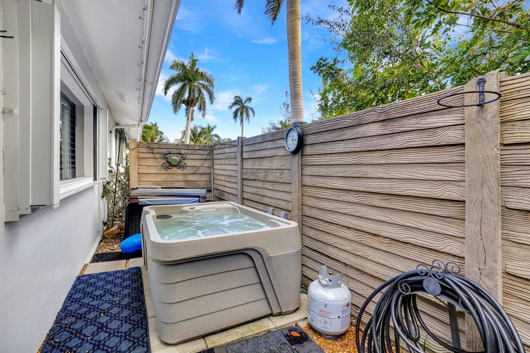 735 Old Trail Dr, Naples, FL 34103