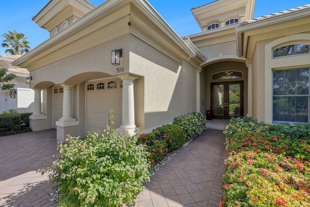 910 Villa Florenza Dr, Naples, FL 34119