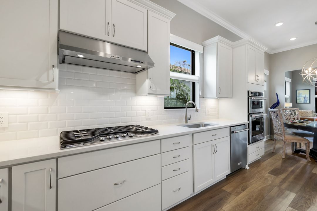 9721 Everglades Dr, Naples, FL 34120