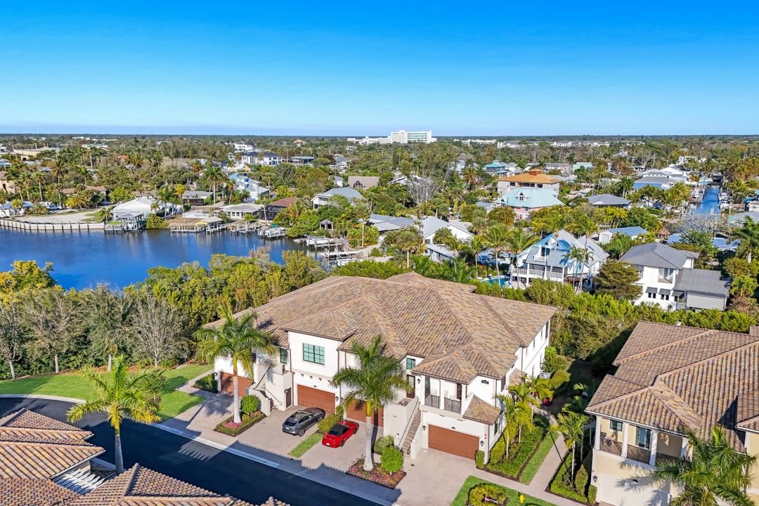 2472 Breakwater Wy #11-102, Naples, FL 34112