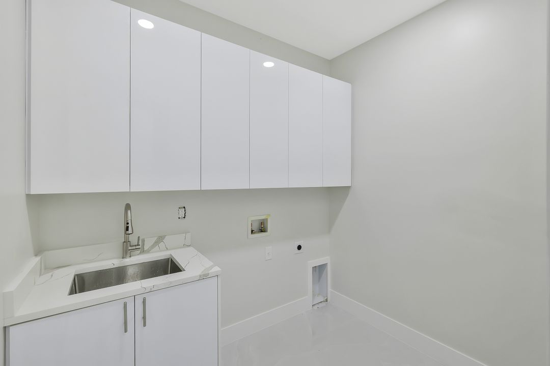 909 SW 11th Ct, Cape Coral, FL 33991