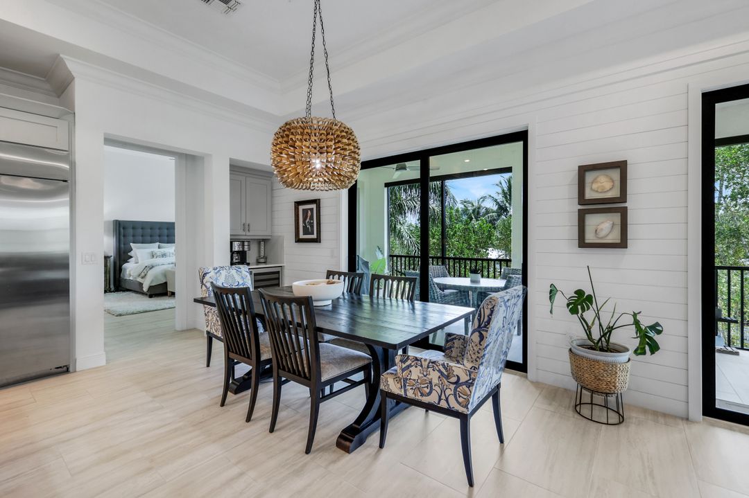 2472 Breakwater Wy #11-202, Naples, FL 34112