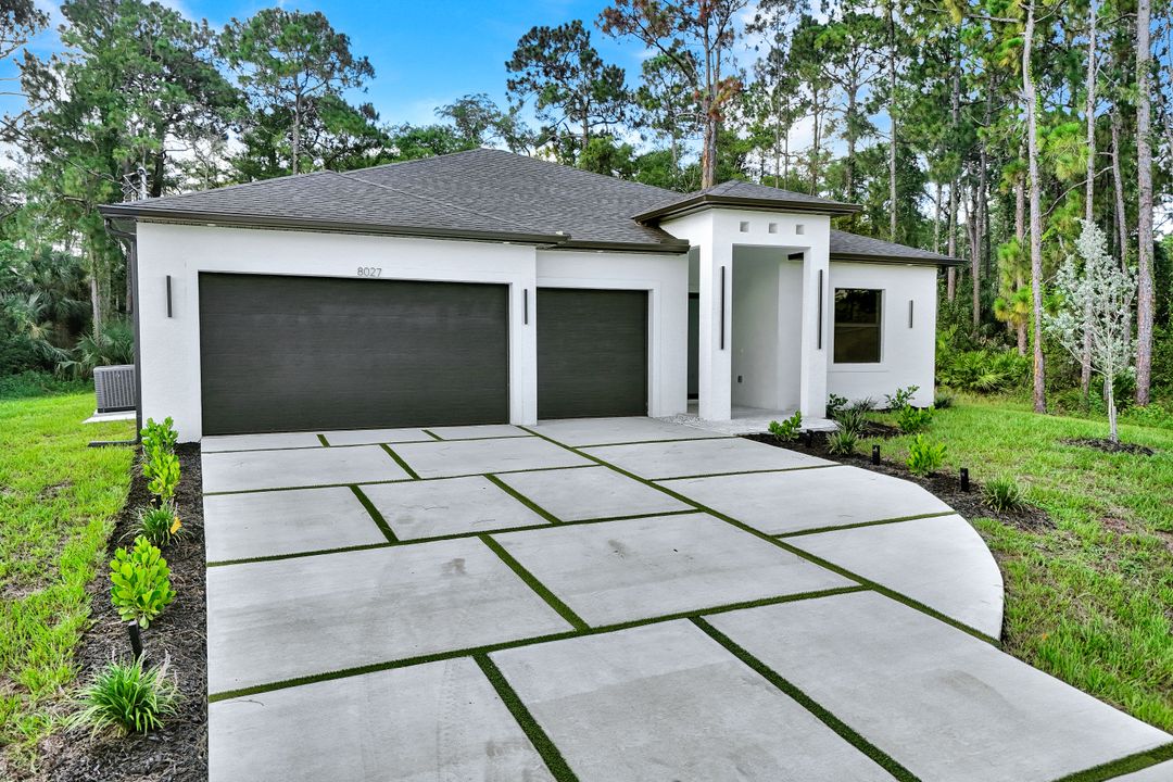 8027 Royal Cir, LaBelle, FL 33935