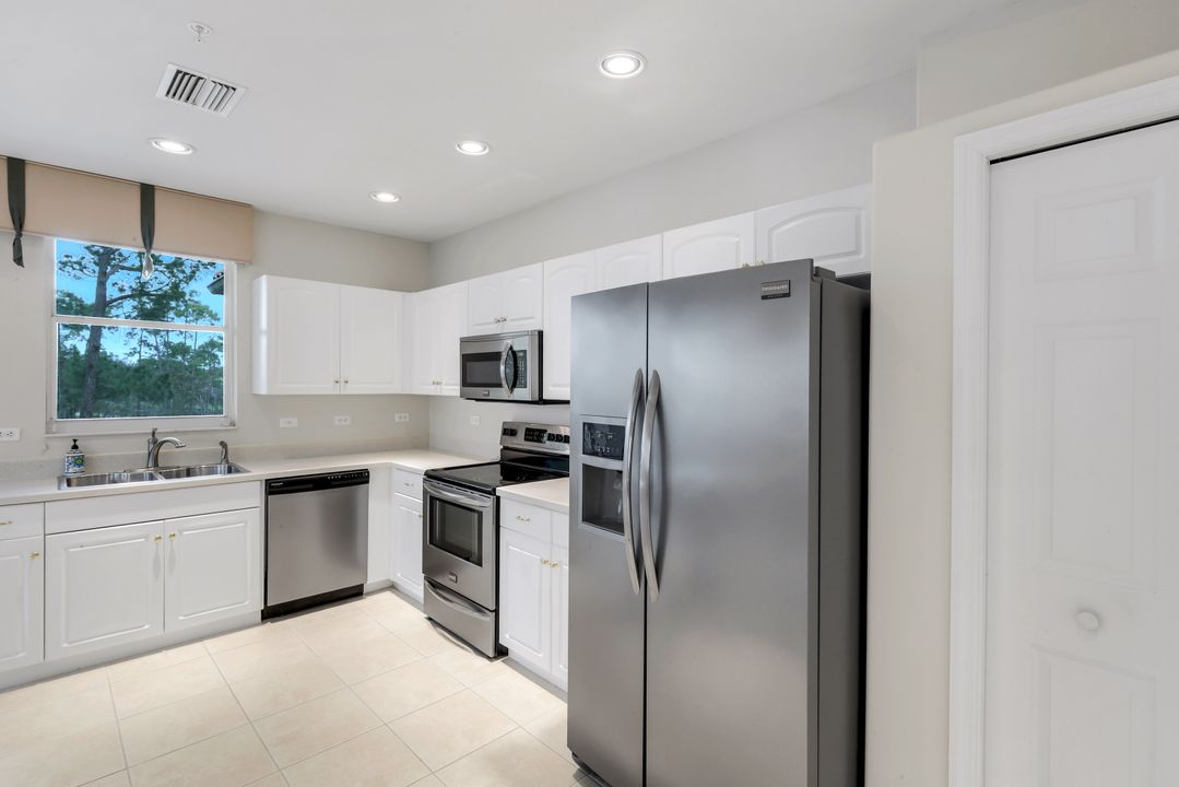 8231 Parkstone Pl #301, Naples, FL 34120