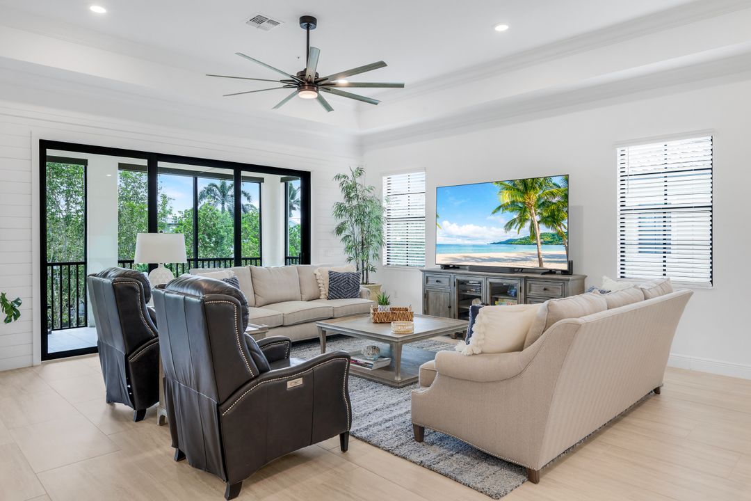 2472 Breakwater Wy #11-202, Naples, FL 34112
