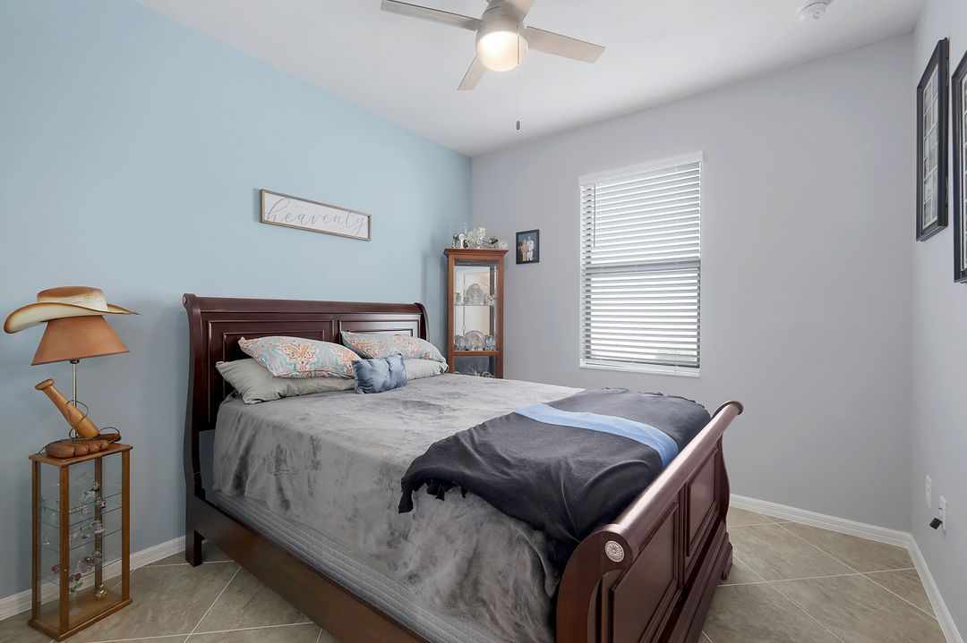 9386 Foxglove Ln, Naples, FL 34120