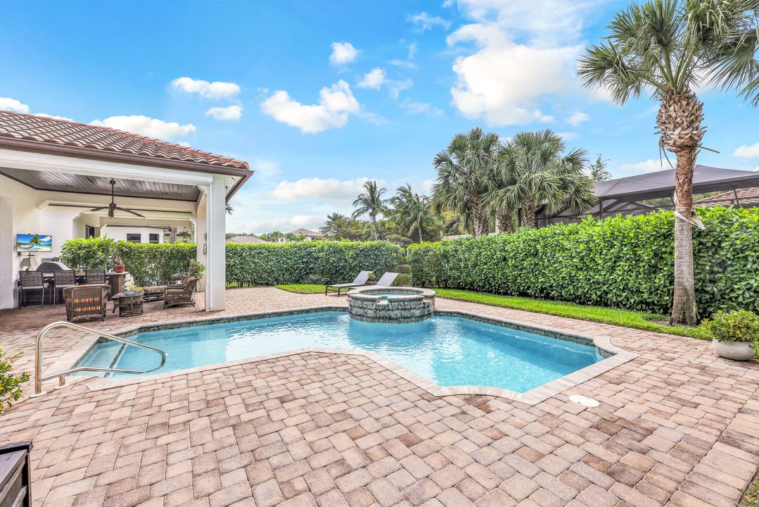 2239 Residence Cir, Naples, FL 34105