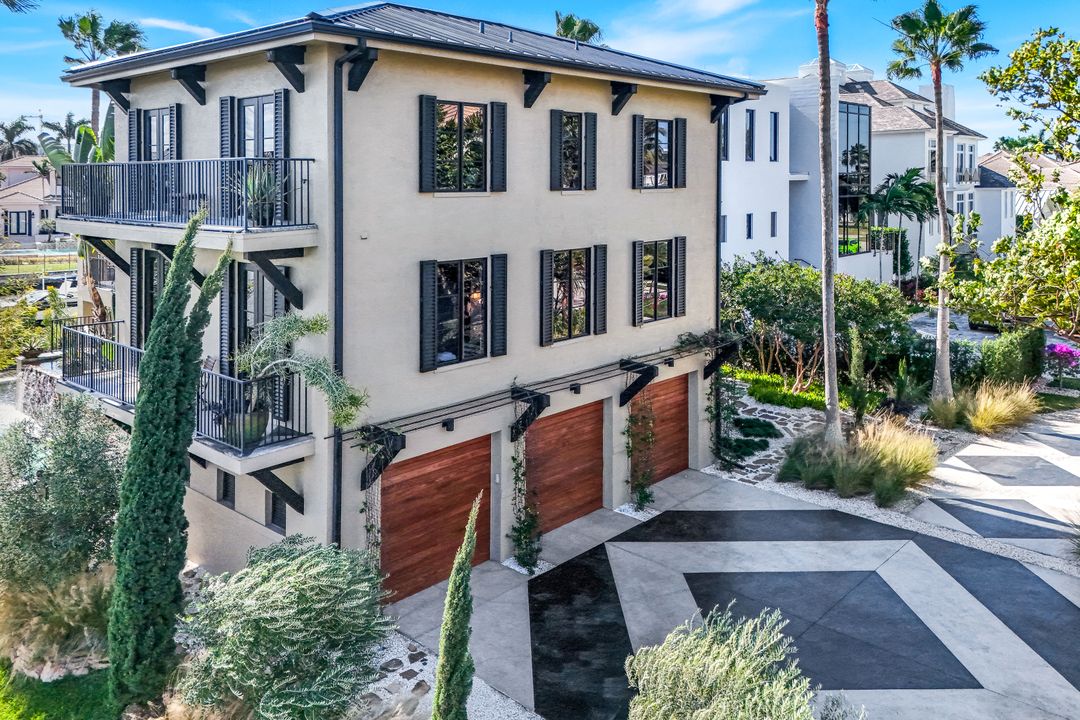 290 Channel Dr, Naples, FL 34108