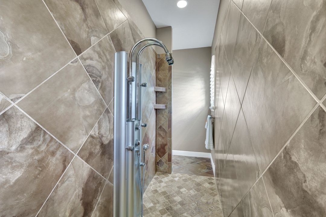 2033 SE 7th St, Cape Coral, FL 33990