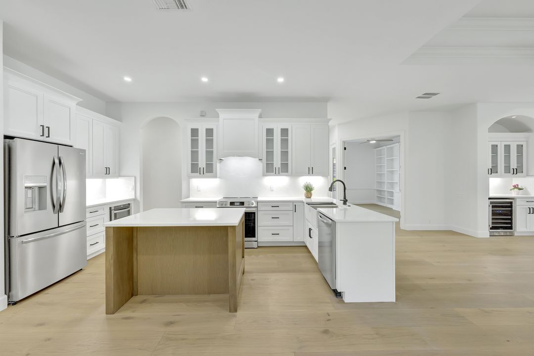 9209 Troon Lakes Dr, Naples, FL 34109