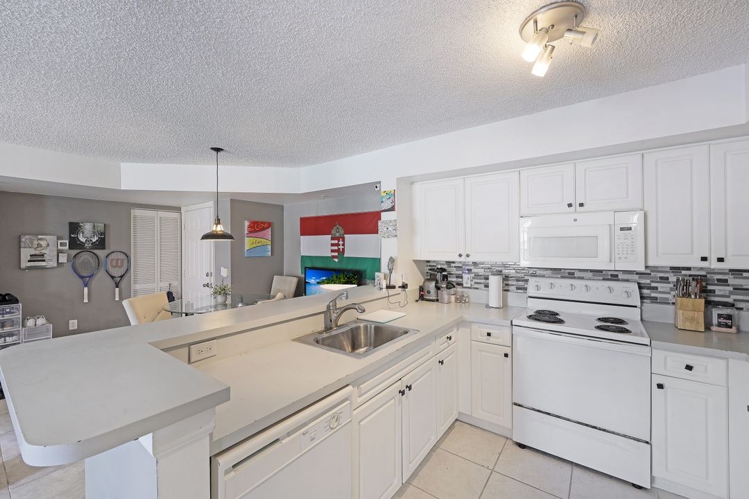 1160 Wildwood Lakes Blvd #9-205, Naples, FL 34104