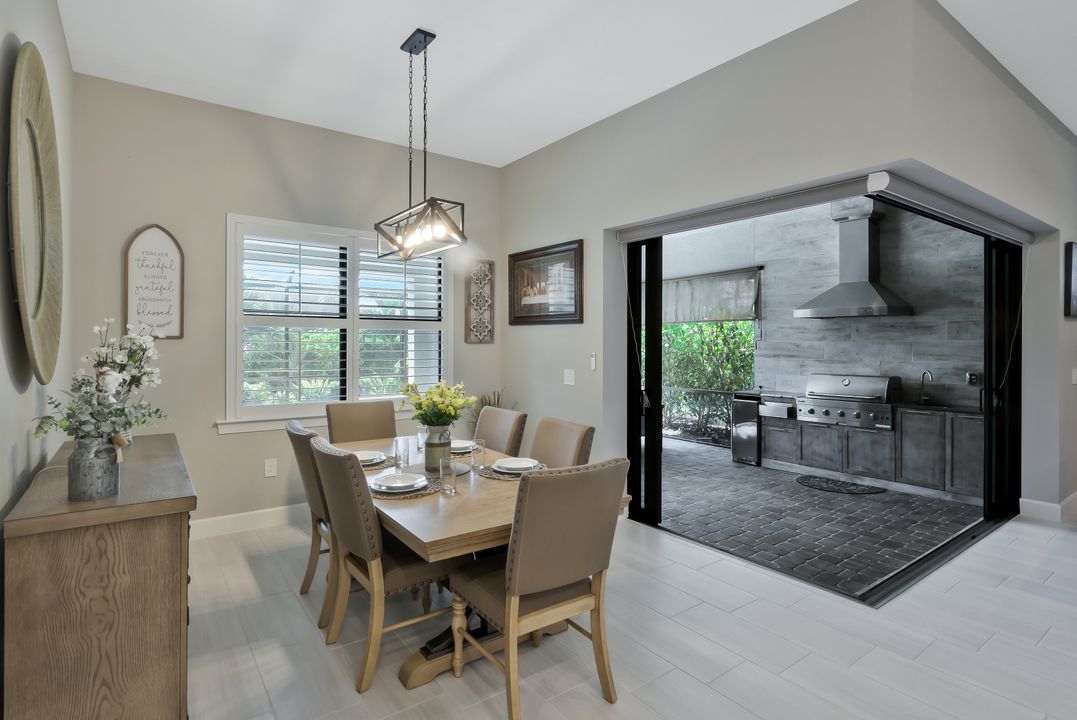 9640 Everglades Dr, Naples, FL 34120