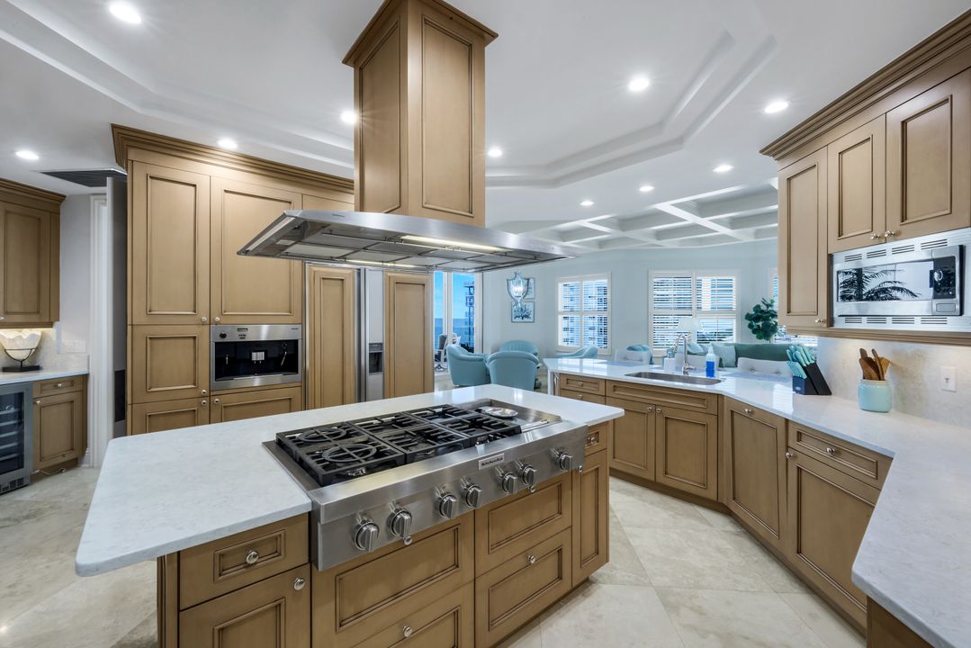 81 Seagate Dr, Naples, FL 34103
