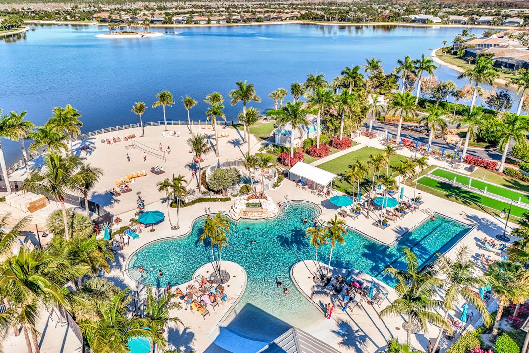 14863 Edgewater Cir, Naples, FL 34114