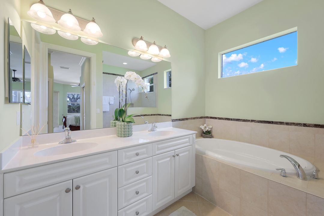 6074 Divot Ct, Naples, FL 34113