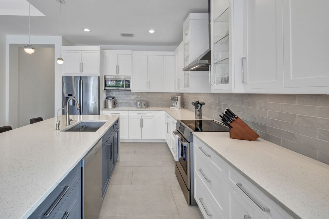 574 94th Ave N, Naples, FL 34108