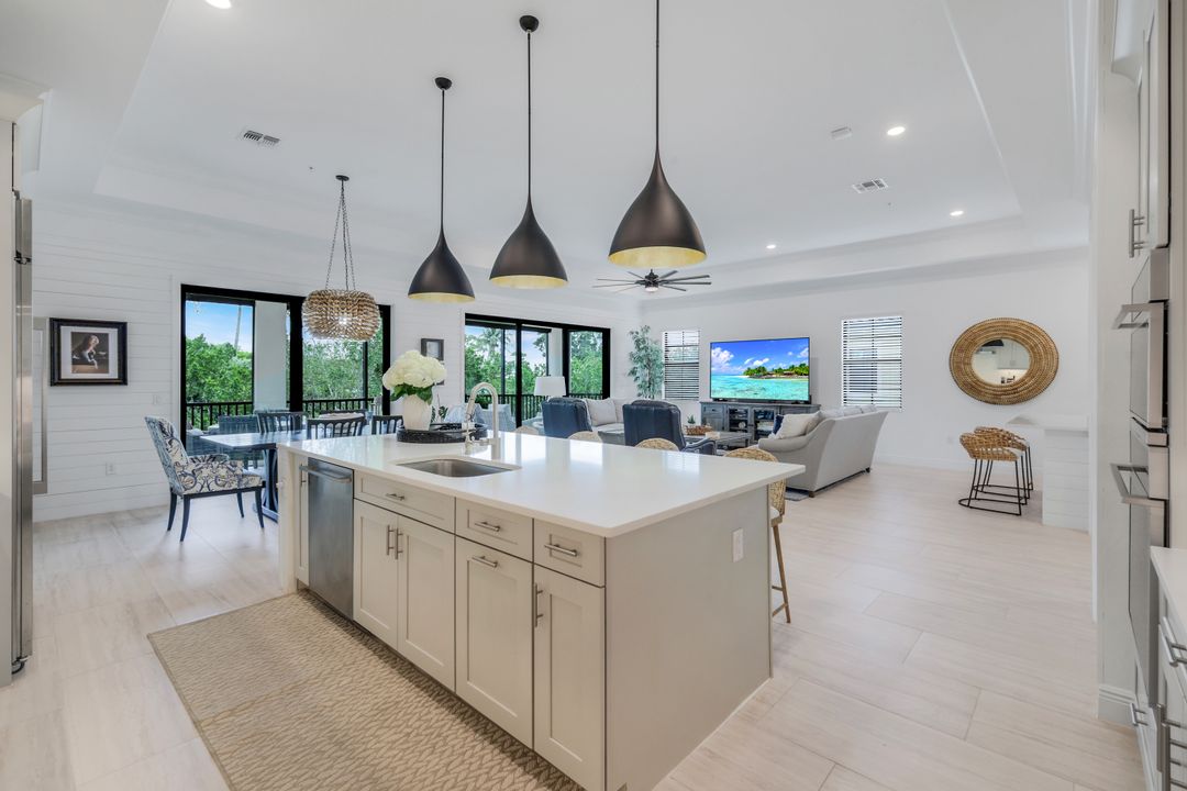 2472 Breakwater Wy #11-202, Naples, FL 34112