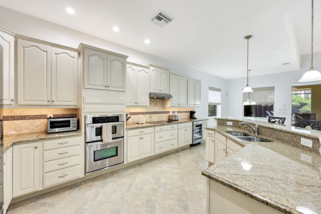 7655 Martino Cir, Naples, FL 34112