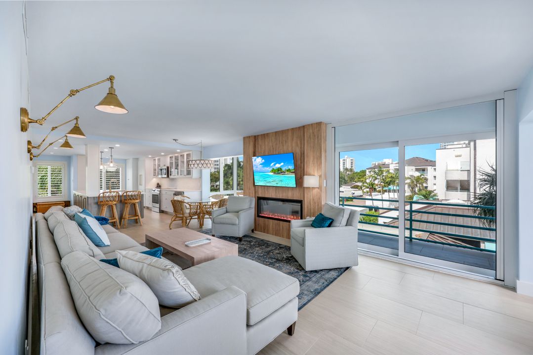 305 Park Shore Dr, Naples, FL 34103